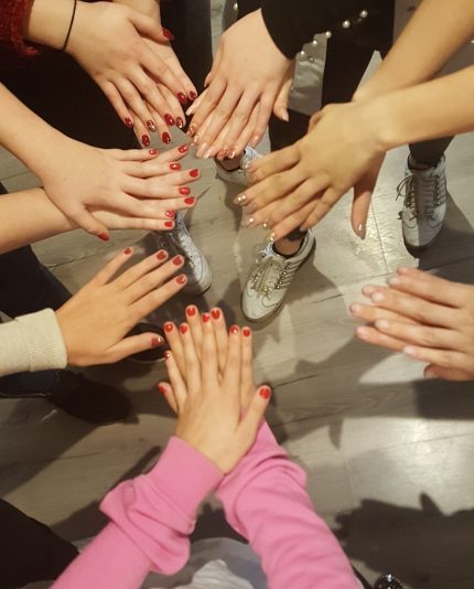 gropes foto van vrouwen die hun armen uitsteken en de handen op elkaar leggen met mooi gelakt gelnagellak op hun nagels van de workshop gel lac