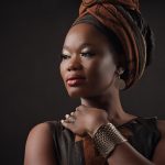 portret mooie zwarte afrikaanse vrouw met sjaal in haar