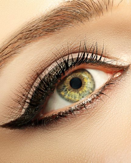 Mooie make-up met eyeliner van minerale make up bellapierre, close-up