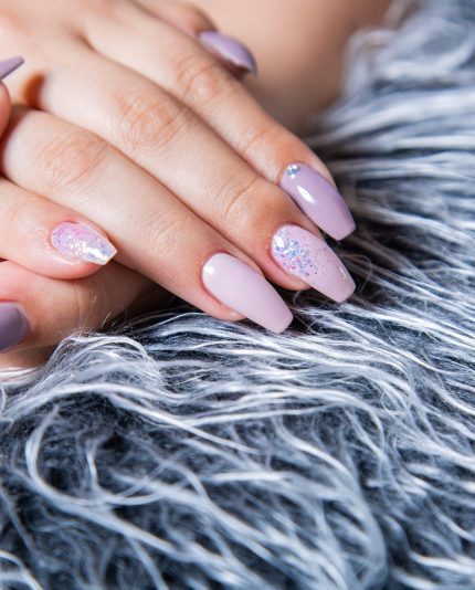 Perfecte gelnagels manicure met trendy nail art met het gebruik van fibergel builder nagelgel van G'Lac