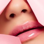 bijgesneden weergave van vrouw met roze lippen in gescheurd papier, panoramische opname