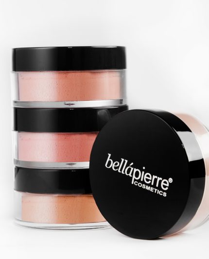groep van minerale loose blush van minerale make-up van bellapierre, geïsoleerd op een witte achtergrond