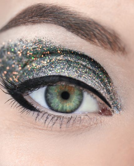 Vrouwelijk oog met mooie glitter minerale make-up bellapierre, close-up