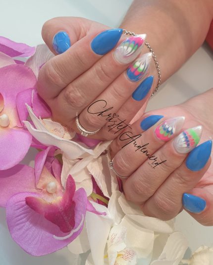 Close-up foto van vrouwelijke handen met nail art op de nagels gezet door Christel Audenaerd van de opleiding basis nail art - nagelstyling bij Blue Sage