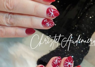 Close-up van Kerst nagels gemaakt door Christel Audenaerd van Blue Sage