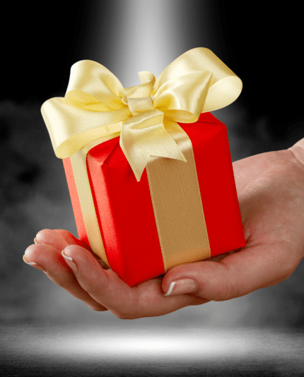 Categorie foto met een hand die ee cadeautje vast houd op een achtergrond met een spotlight van de categorie Gifts van Blue Sage Webshop voor cadeaubonnen en andere cadeautjes