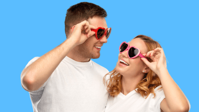 Stunt van de week: Summer Special. De heerlijkste zomer activiteiten - banner met een man en vrouw met zonnebril op geïsoleerd op een blauwe achtergrond