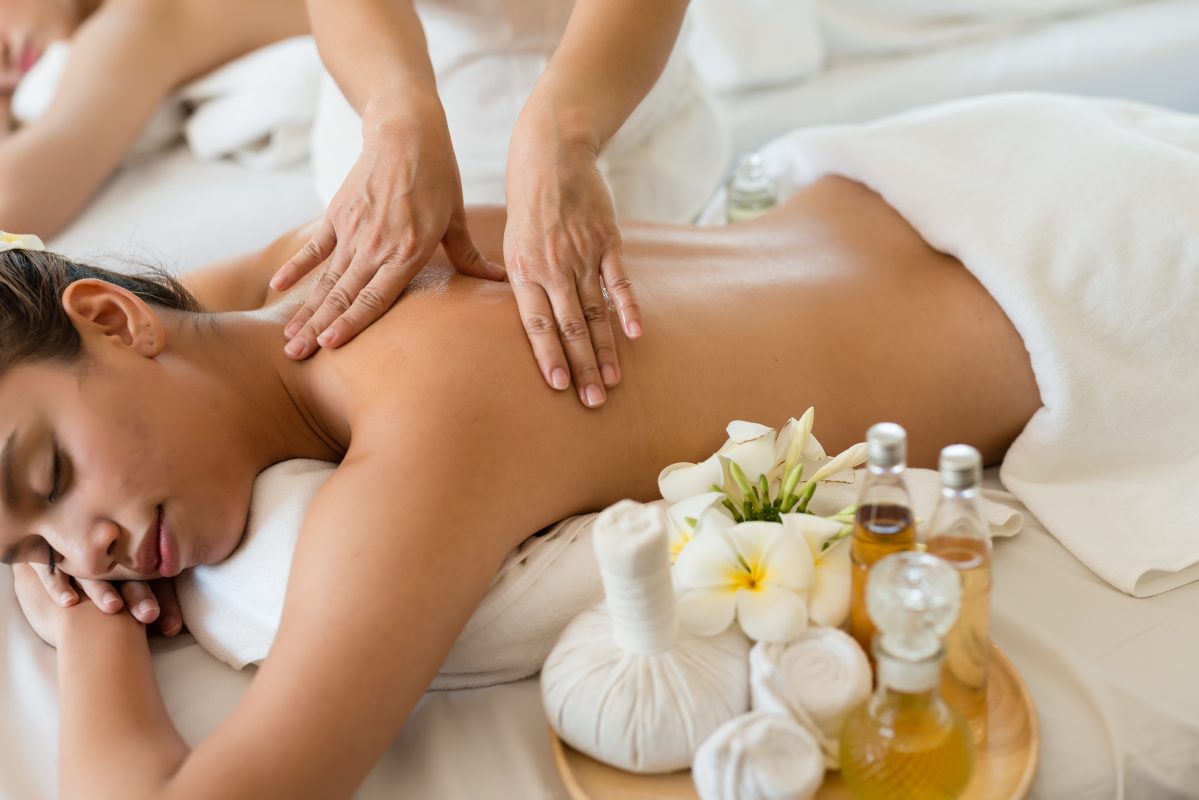 Vrouw die een lekker warme reuma massage krijgt van een masseuse van Blue Sage