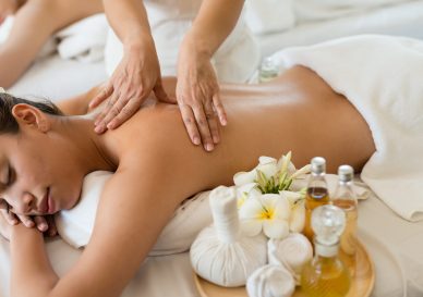 Vrouw die een lekker warme reuma massage krijgt van een masseuse van Blue Sage