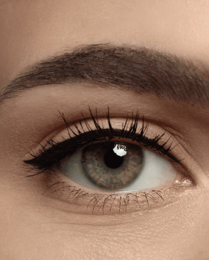 Close-up van een vrouw haar oog en wenkrbauw en die haar wxenkbrauw heeft bijgewert met de brow powder van Bellapierre make-up
